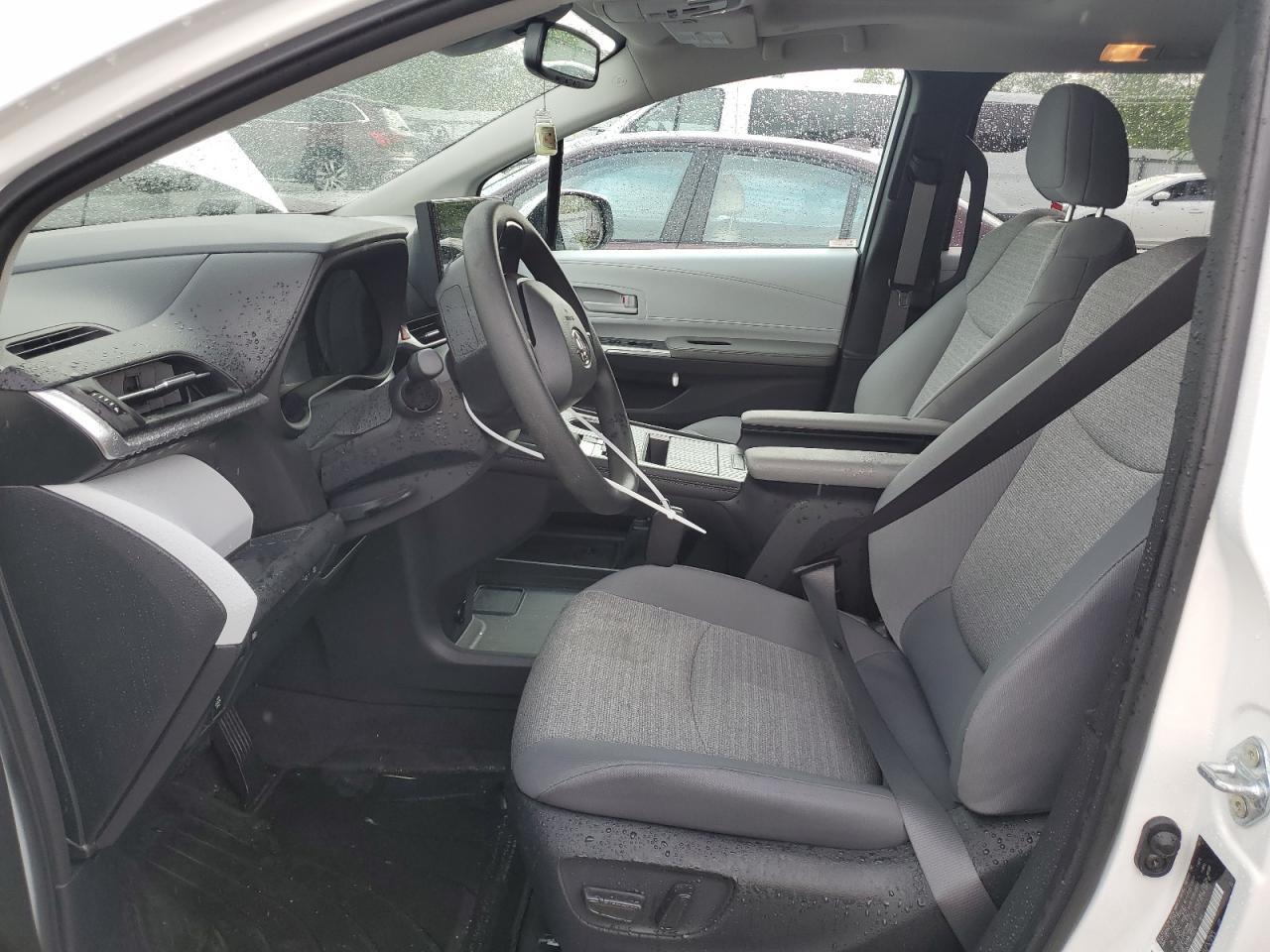 2025 Toyota Sienna Le - Фото 7