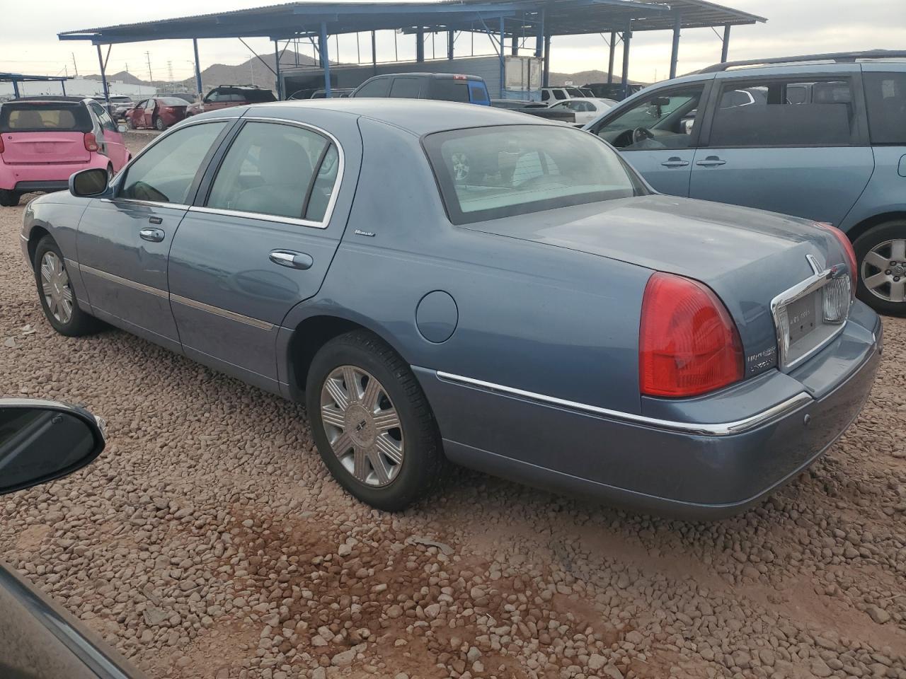 2004 Lincoln Town Car Ultimate - Фото 2