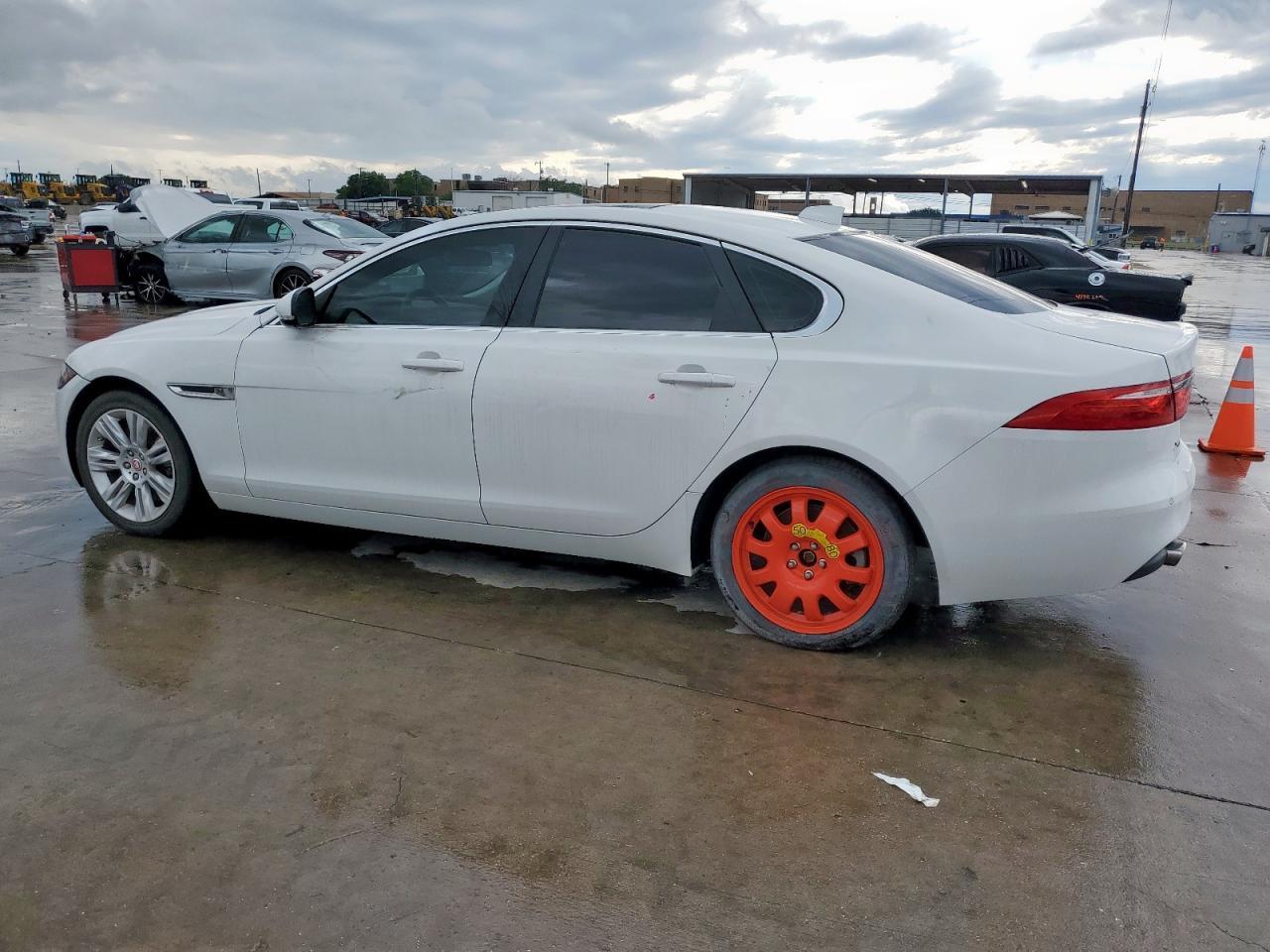 2016 Jaguar Xf Premium - Image 2