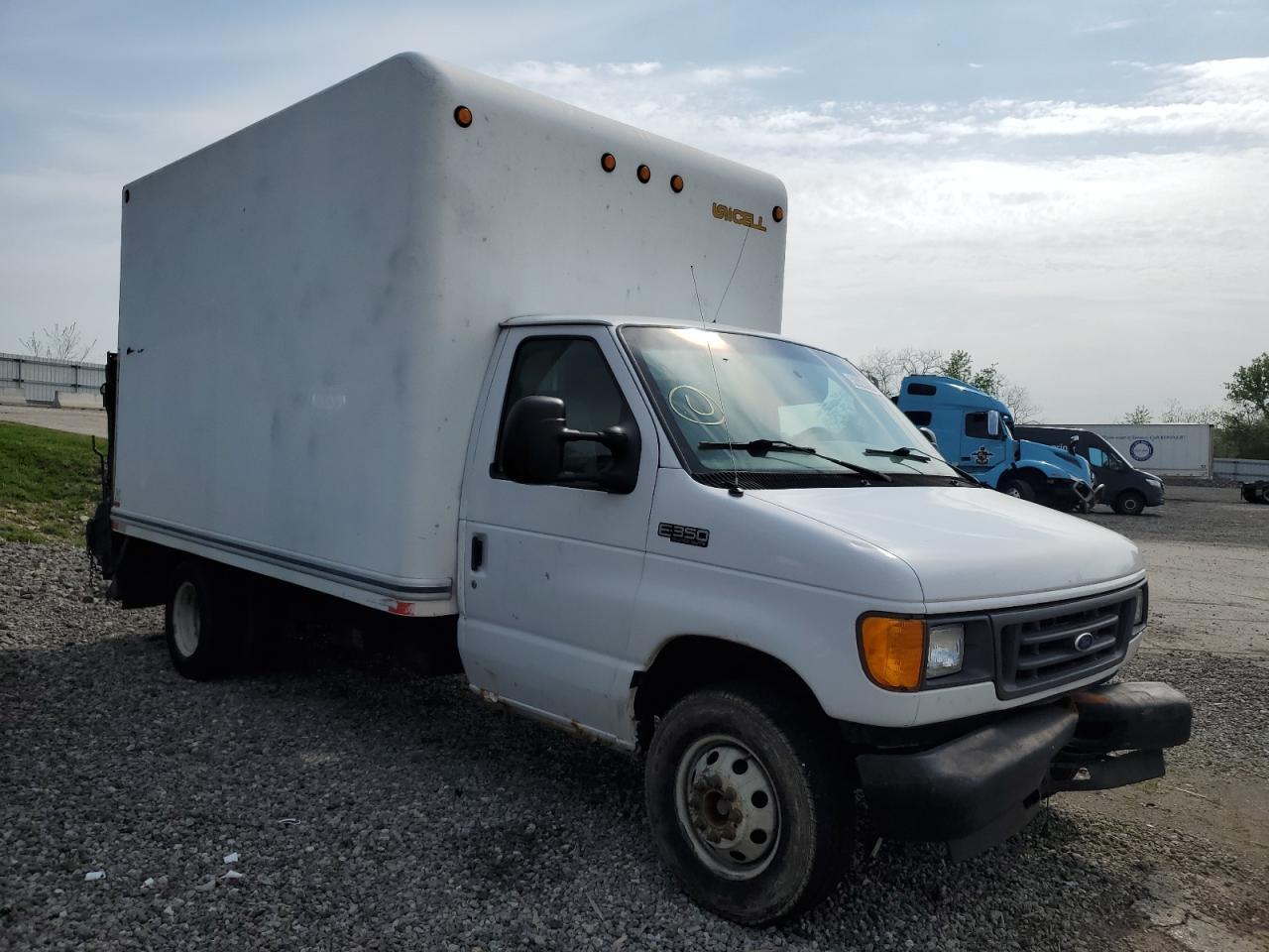 2005 Ford Econoline E350 Super Duty Cutaway Van - Фото 4