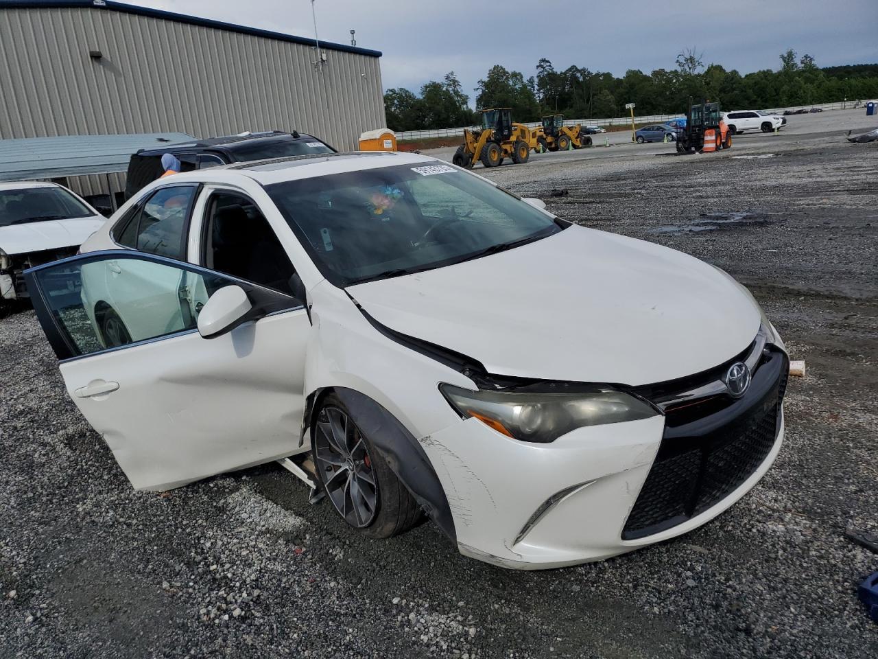 2015 Toyota Camry Le - Image 4