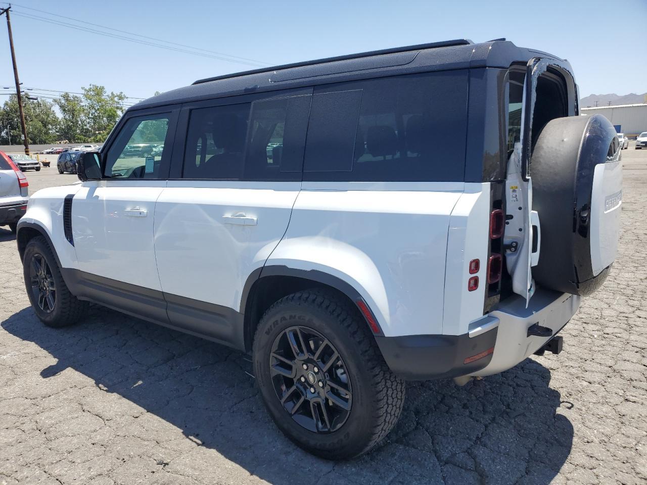 2025 Land Rover Defender 110 S - Фото 2
