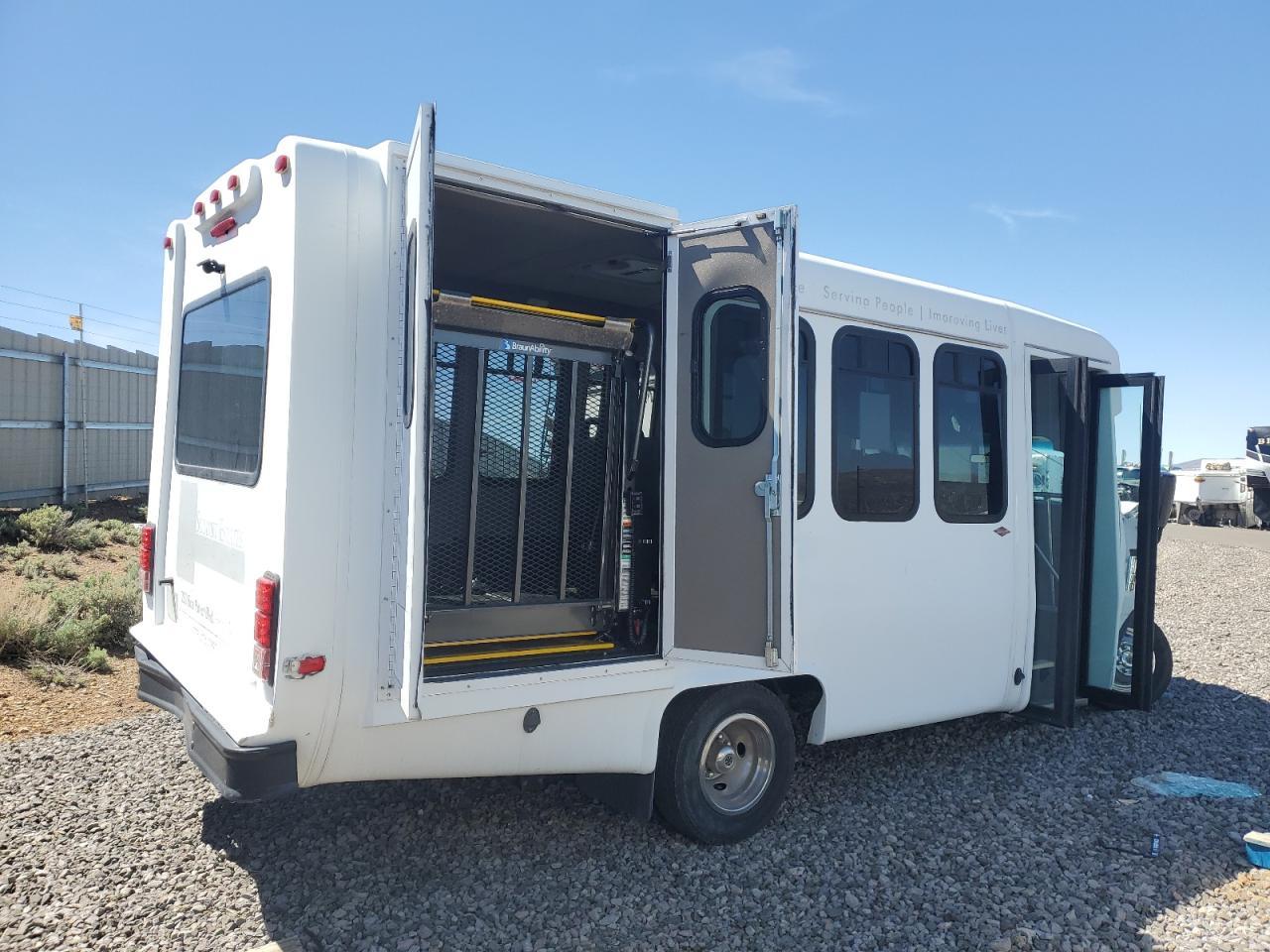 2016 Ford Econoline E350 Super Duty Cutaway Van - Image 3