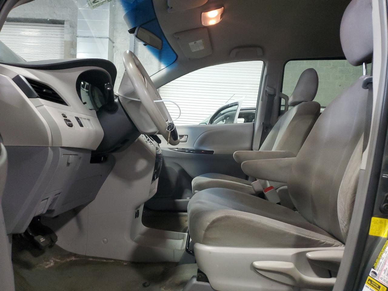 2013 Toyota Sienna - Фото 7