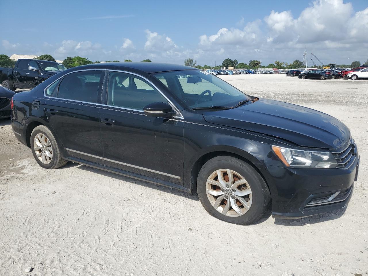 2016 Volkswagen Passat S - Фото 4