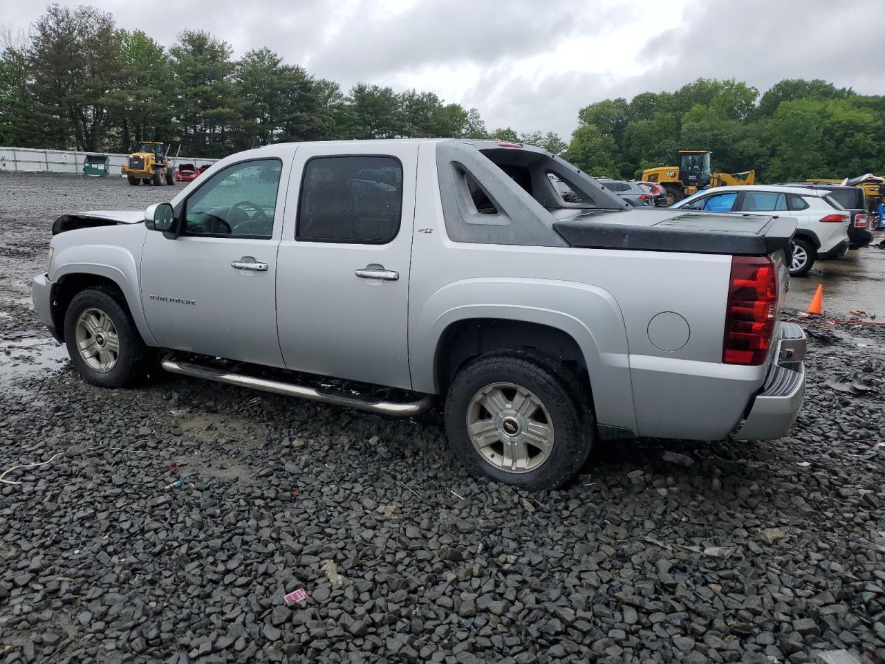 2010 Chevrolet Avalanche Lt - Image 2
