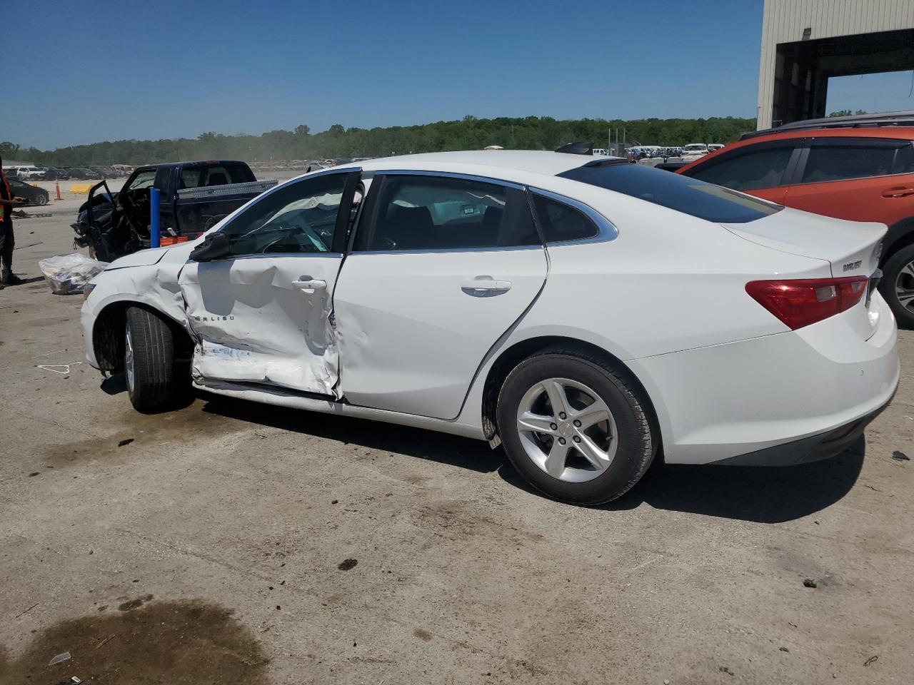 2020 Chev Malibu Ls - Фото 2