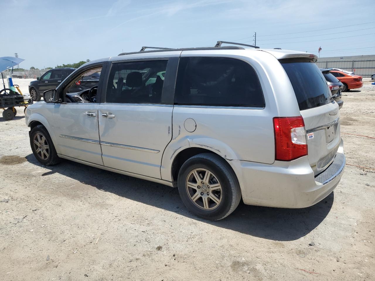 2012 Chrysler Town & Country Touring - Фото 2
