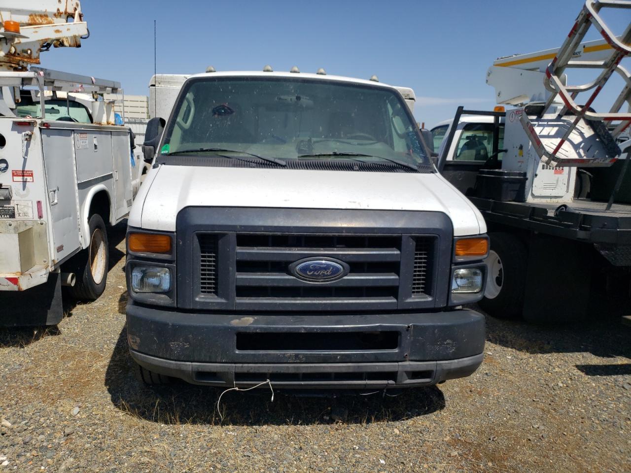 2011 Ford Econoline E450 Super Duty Cutaway Van - Фото 5