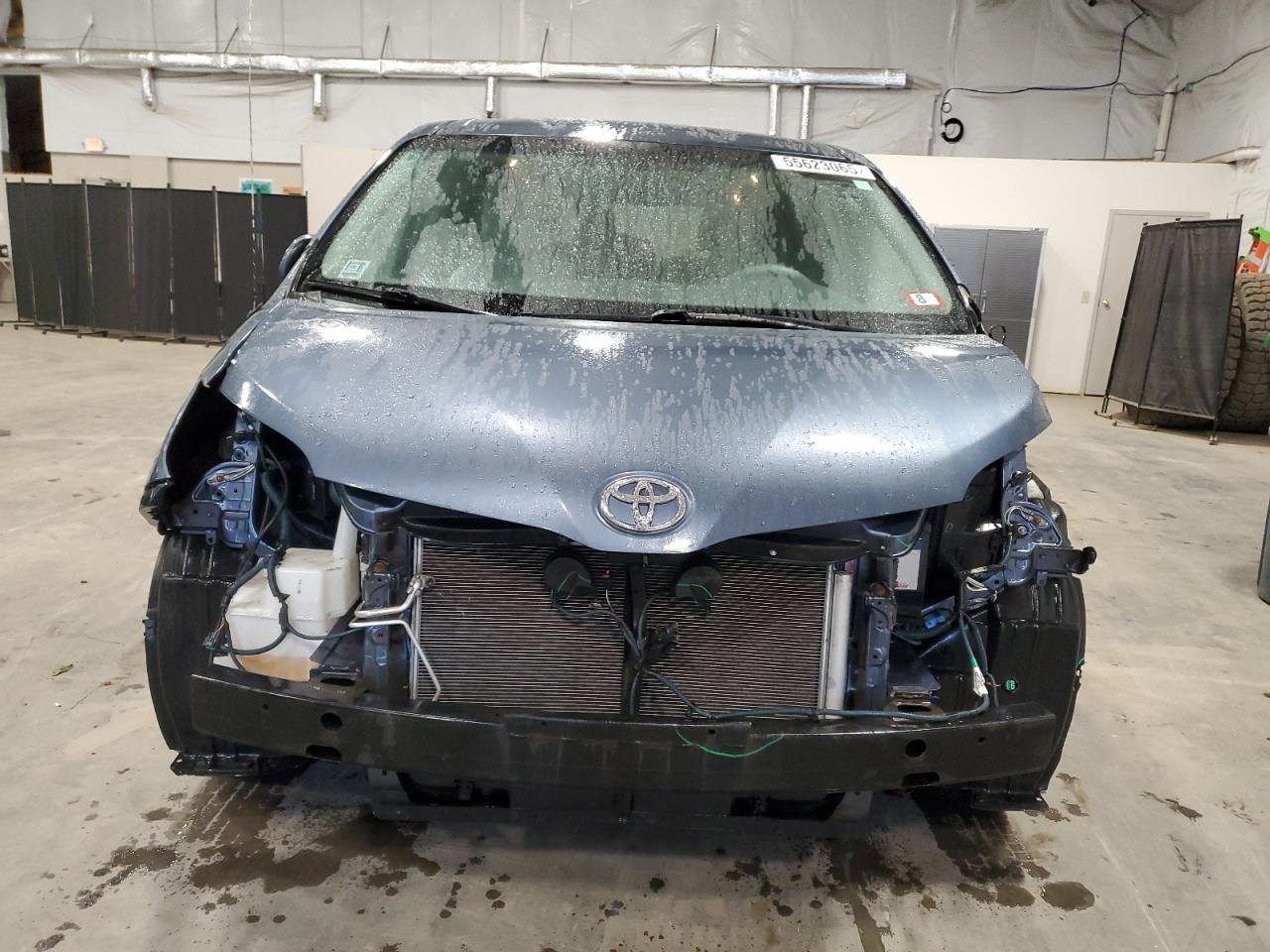 2014 Toyota Sienna Le - Image 5