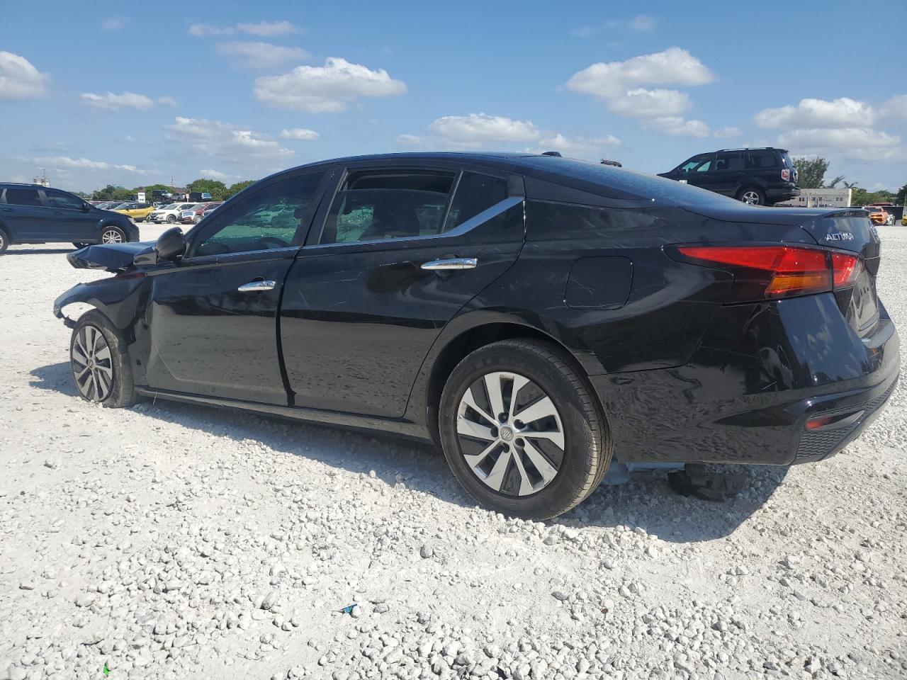 2019 Nissan Altima S - Фото 2