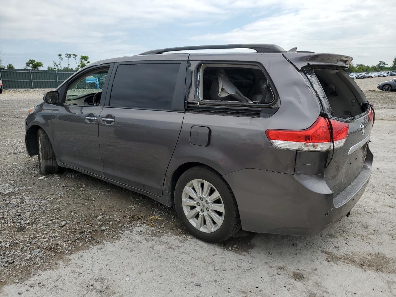 2011 Toyota Sienna Xle - Фото 2