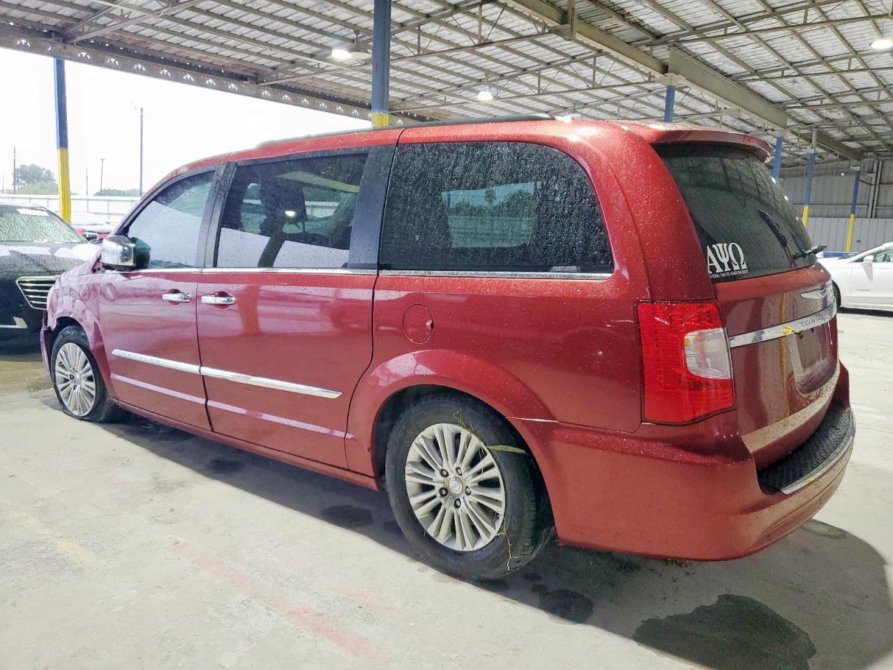 2013 Chrysler Town & Country Touring L - Фото 2
