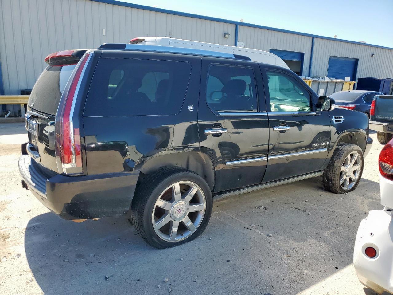 2007 Cadillac Escalade Luxury - Image 3