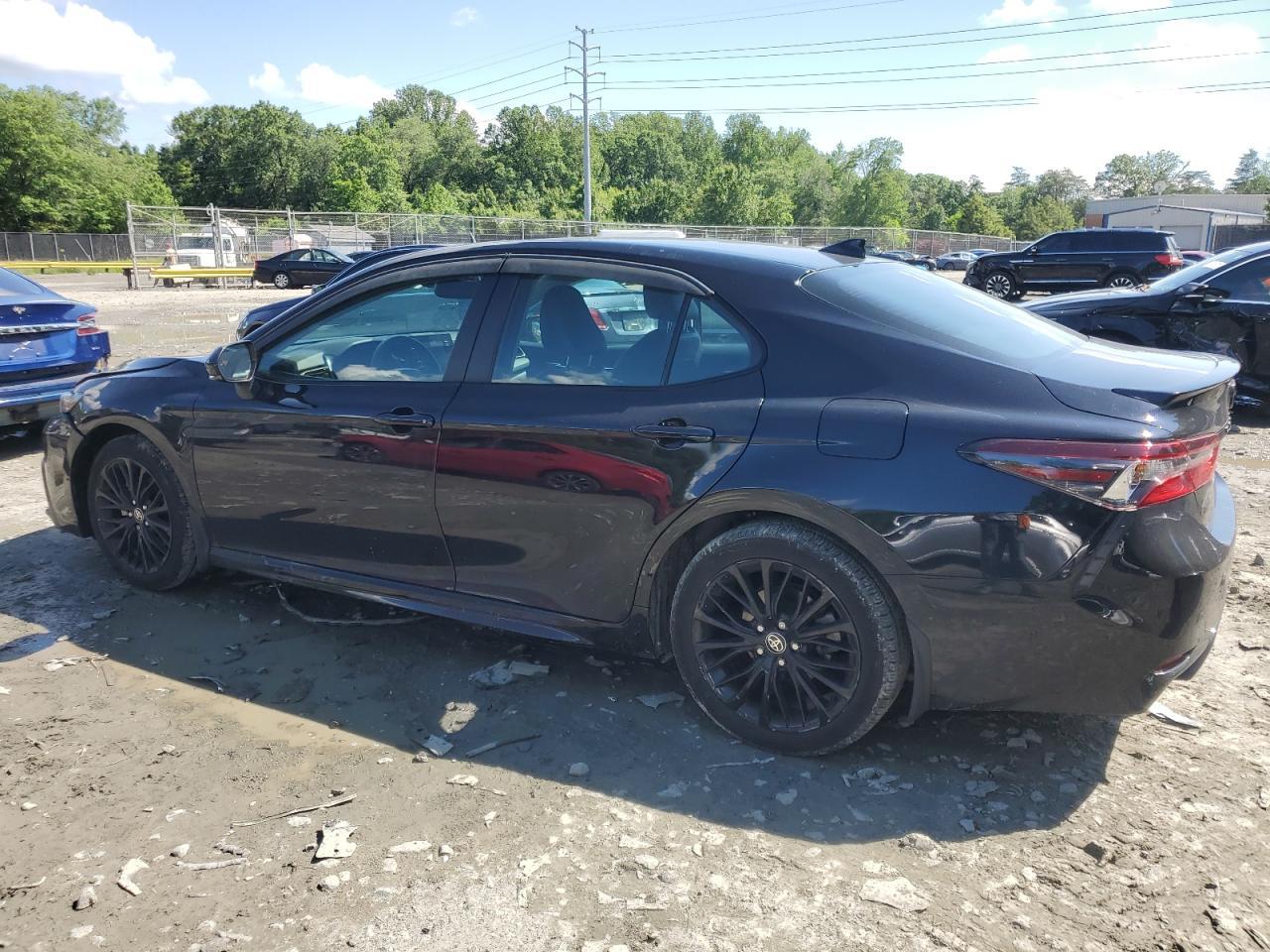 2022 Toyota Camry Se - Фото 2