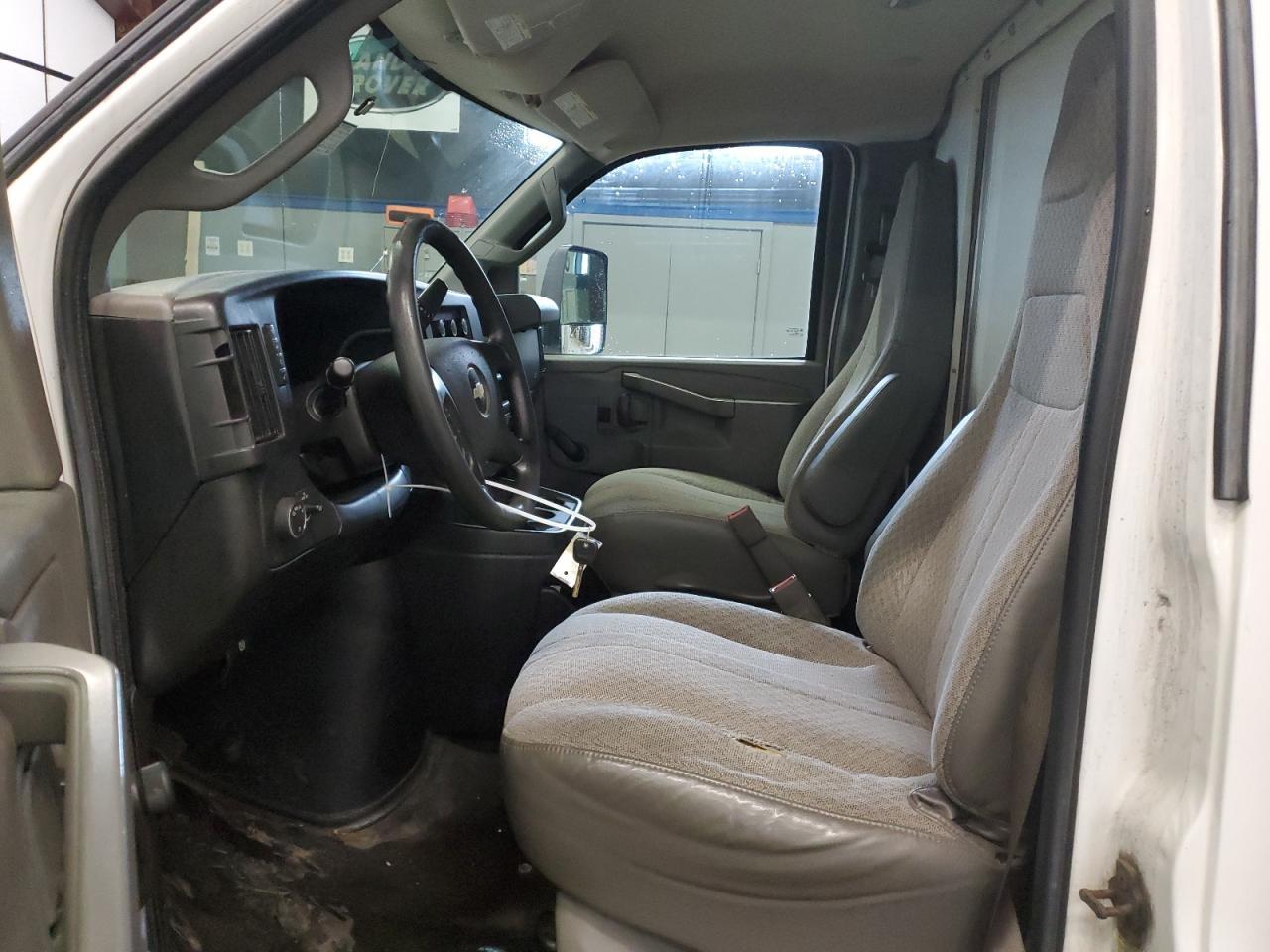 2016 Chevrolet Express G4500 - Image 7