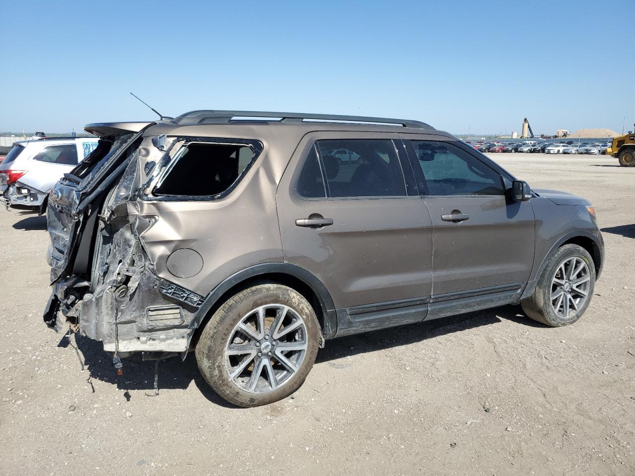2015 Ford Explorer Xlt - Фото 3