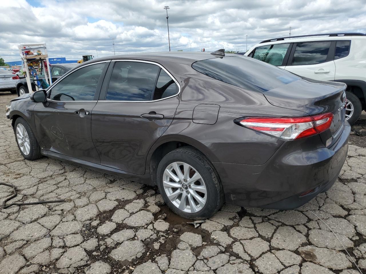 2019 Toyota Camry L - Фото 2