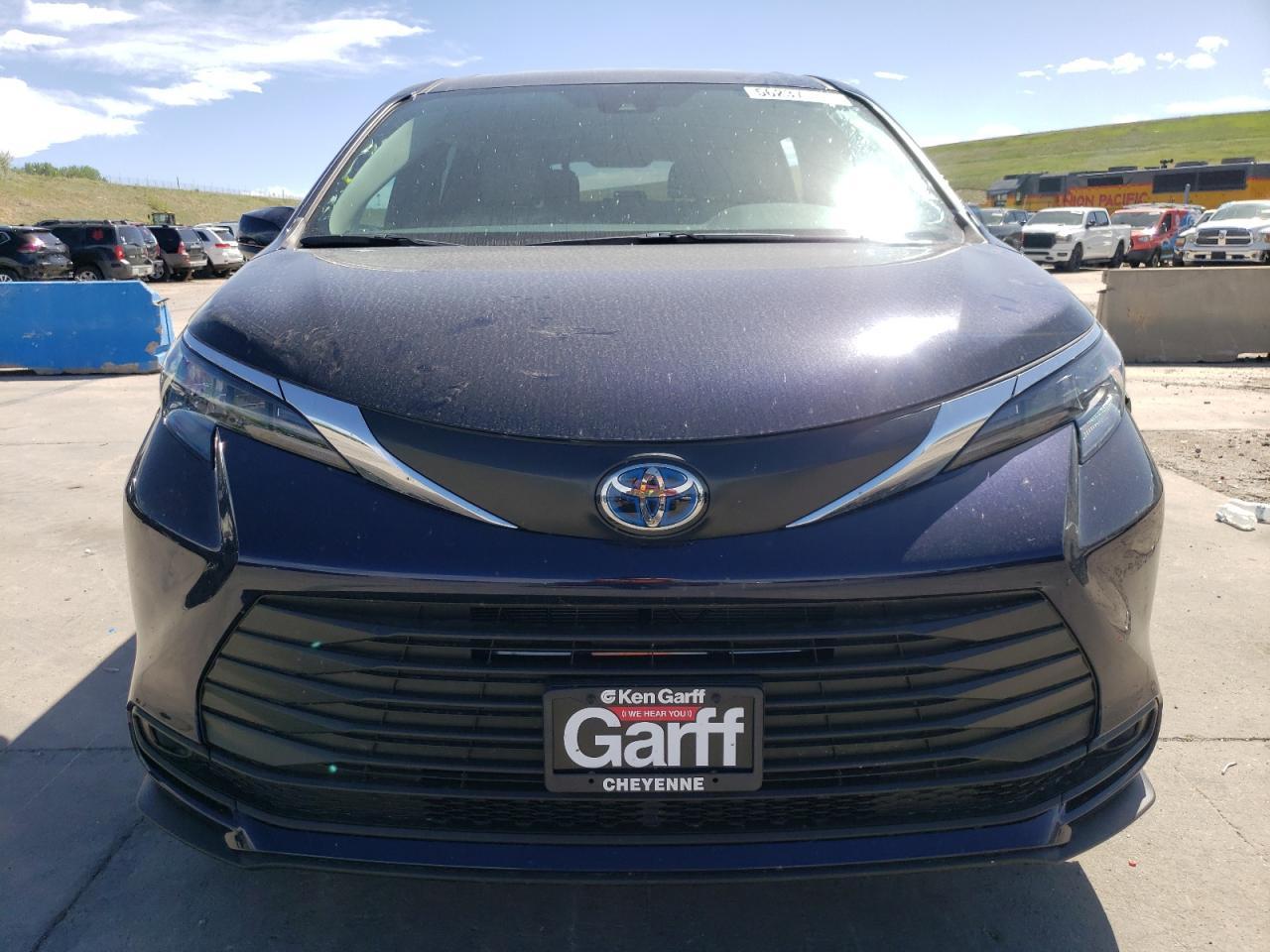 2025 Toyota Sienna Le - Фото 5