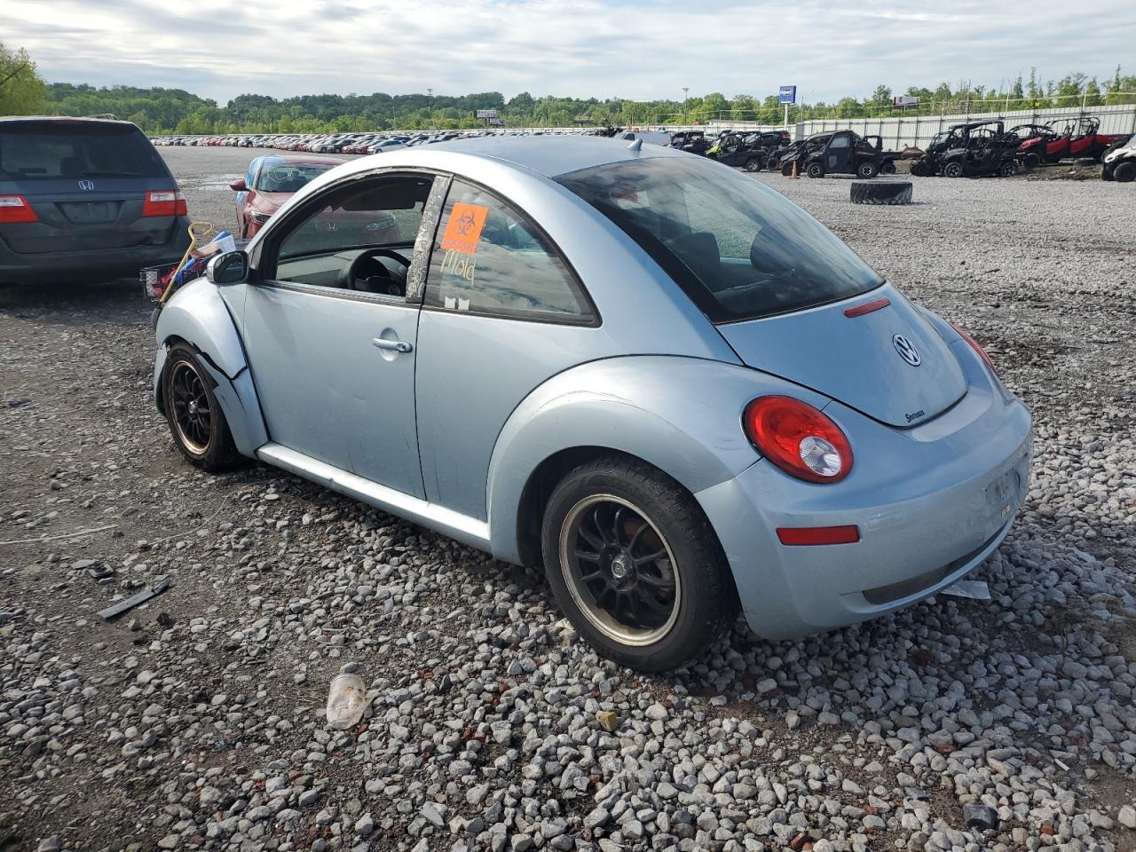 2010 Volkswagen New Beetle - Image 2
