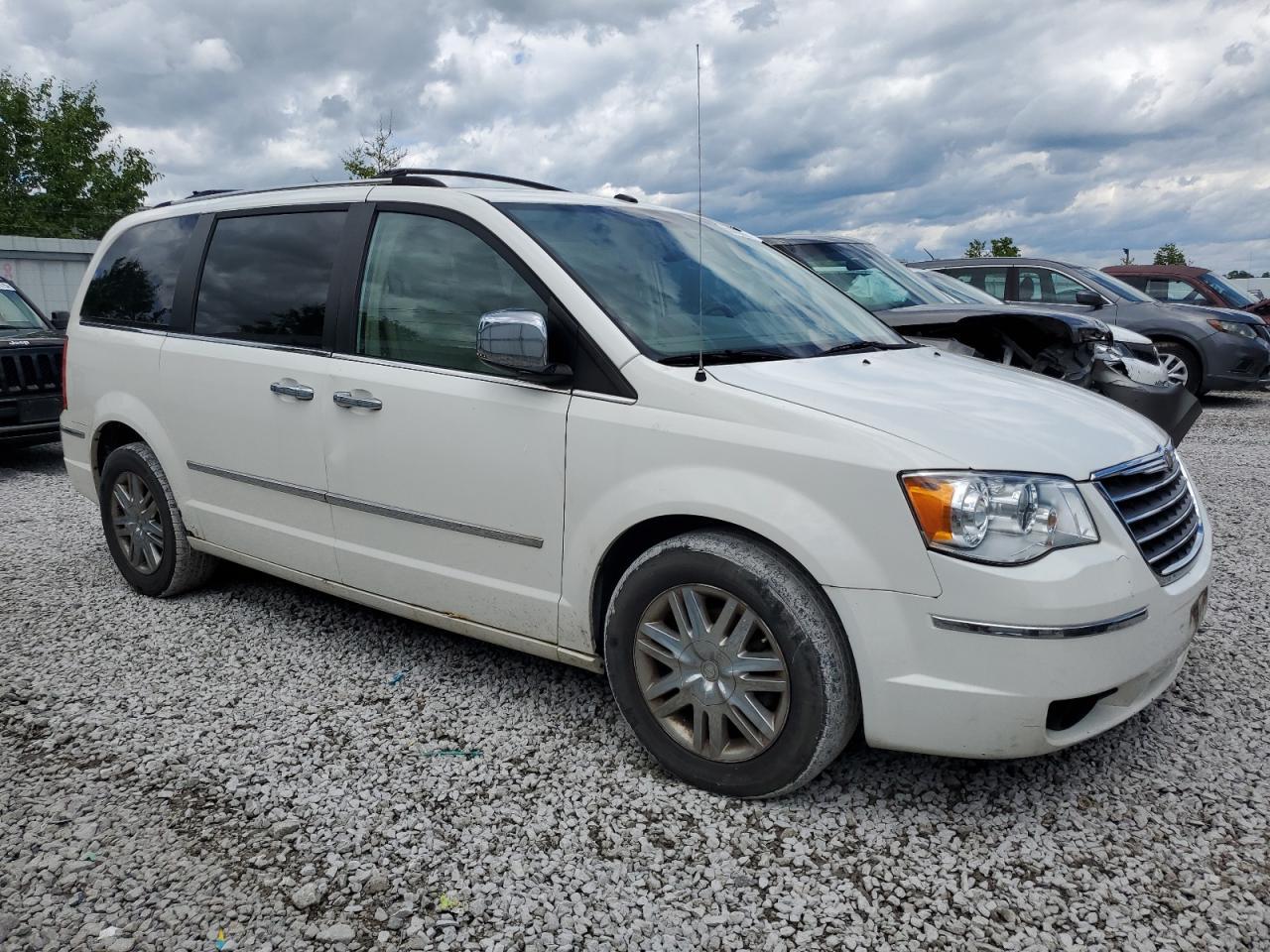 2010 Chrysler Town & Country Limited - Фото 4