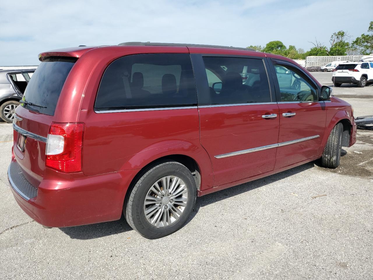 2016 Chrysler Town & Country Touring L - Фото 3