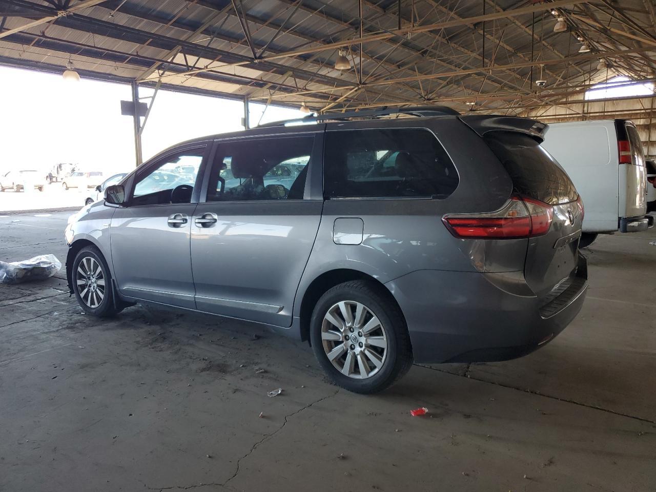 2017 Toyota Sienna Le - Фото 2