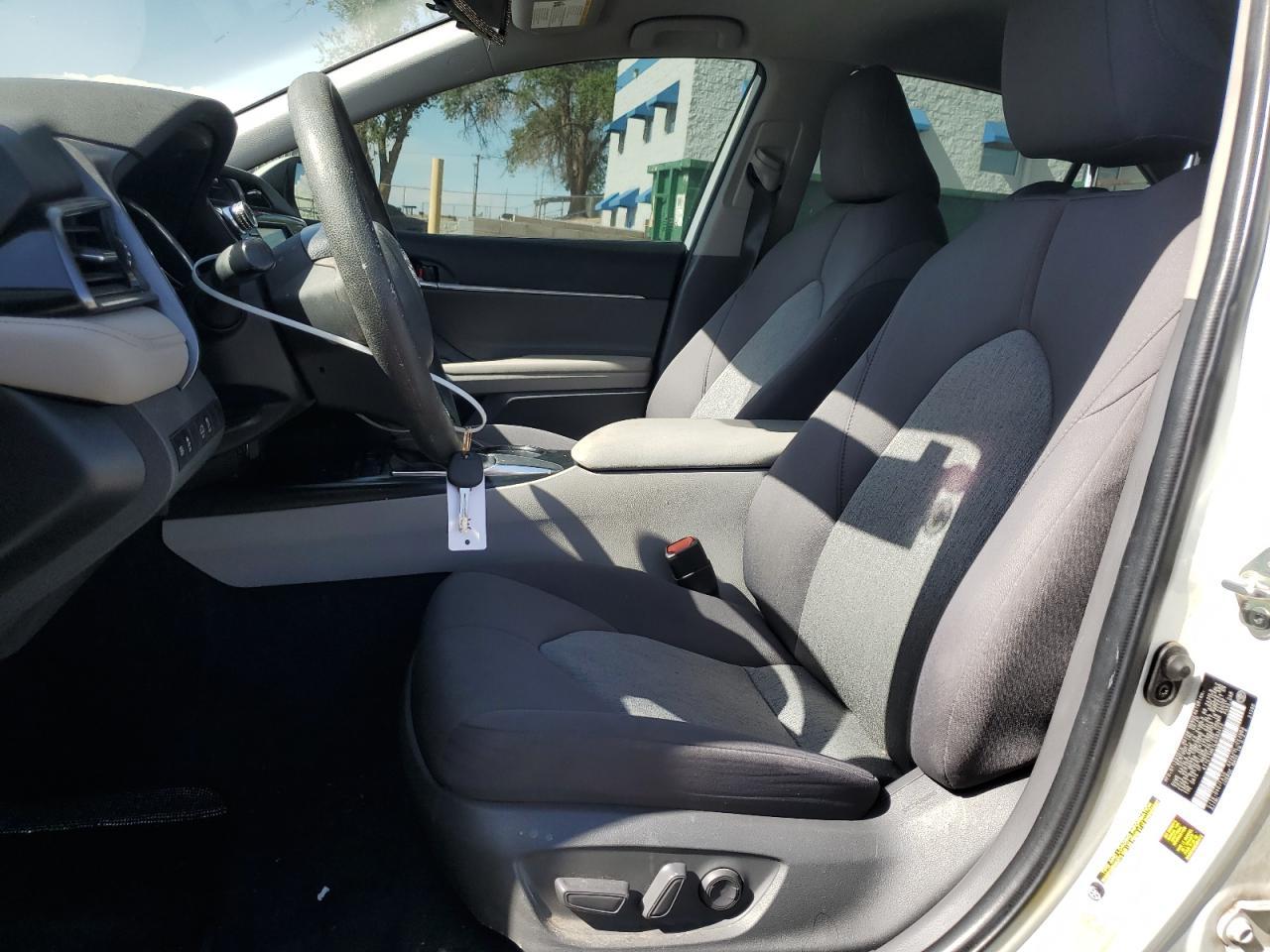 2020 Toyota Camry Le - Фото 7