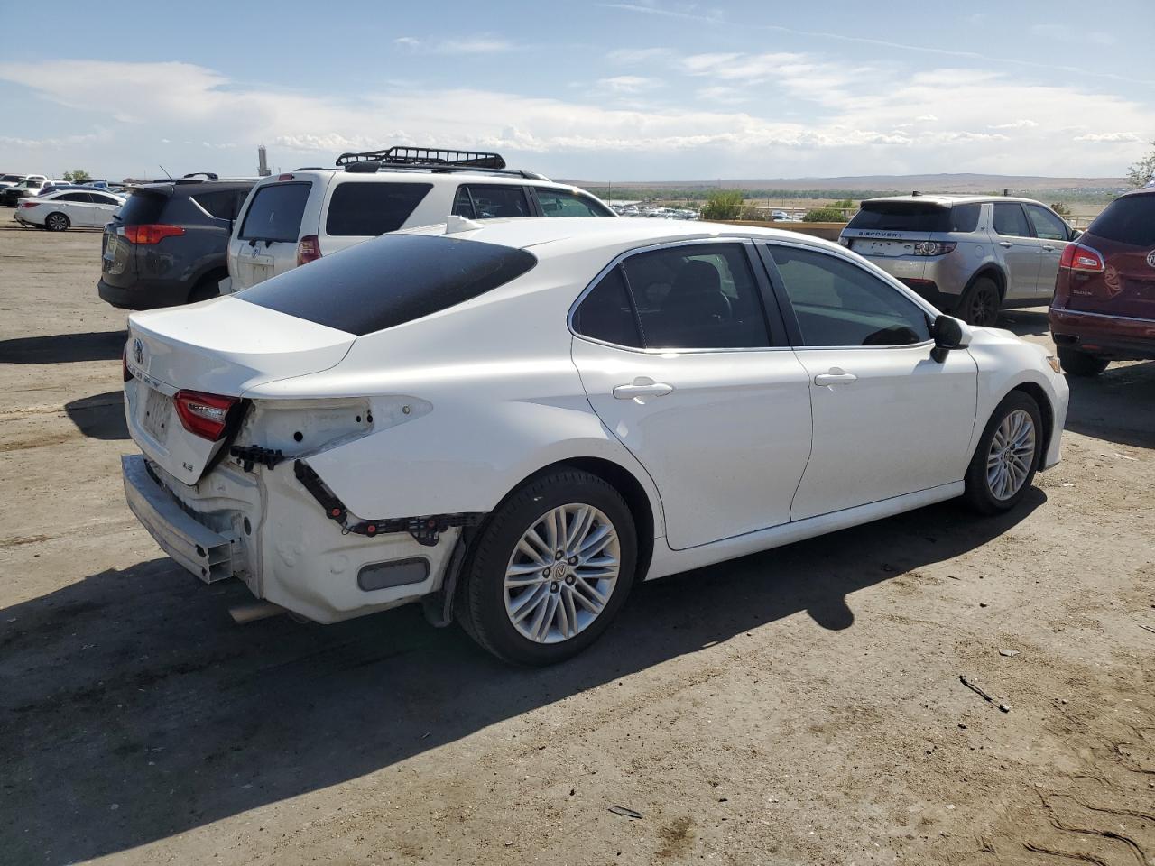 2020 Toyota Camry Le - Фото 3