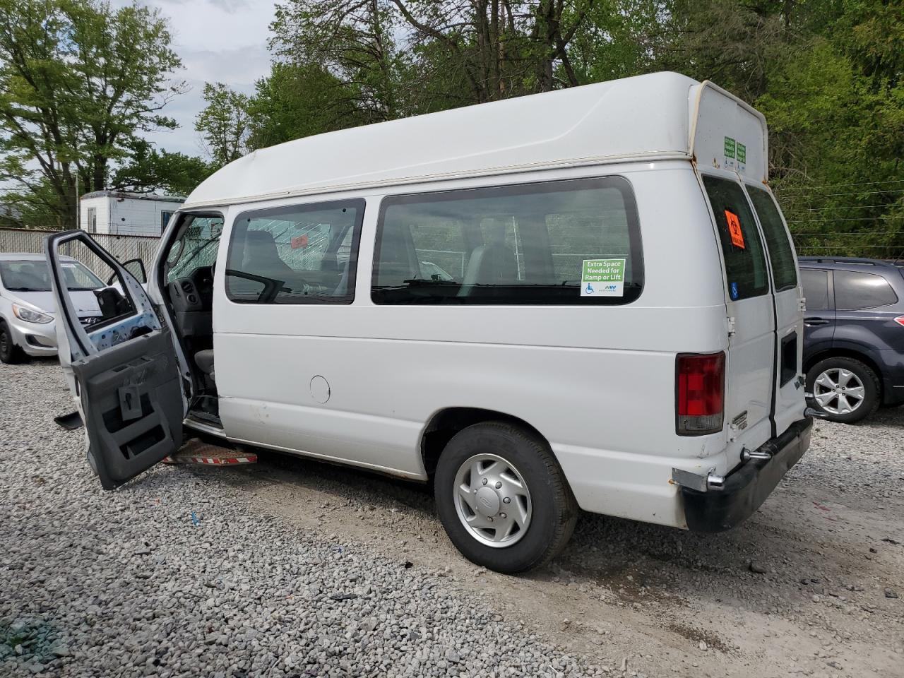 2013 Ford Econoline E150 Van - Фото 2