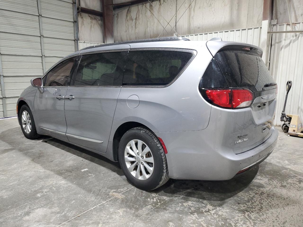 2018 Chrysler Pacifica Touring L - Image 2