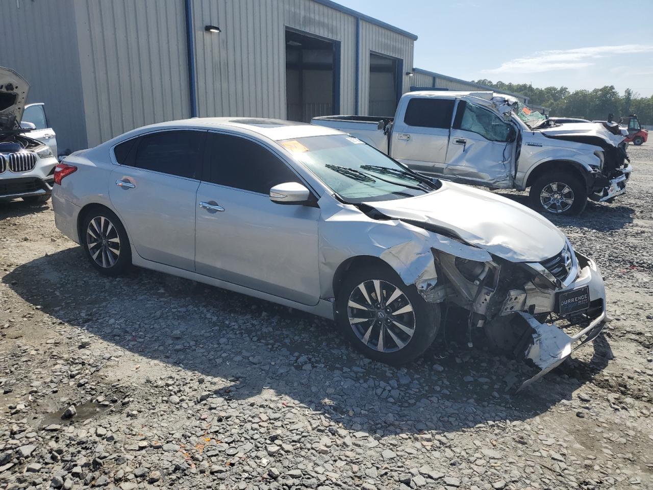2017 Nissan Altima 2.5 - Image 4