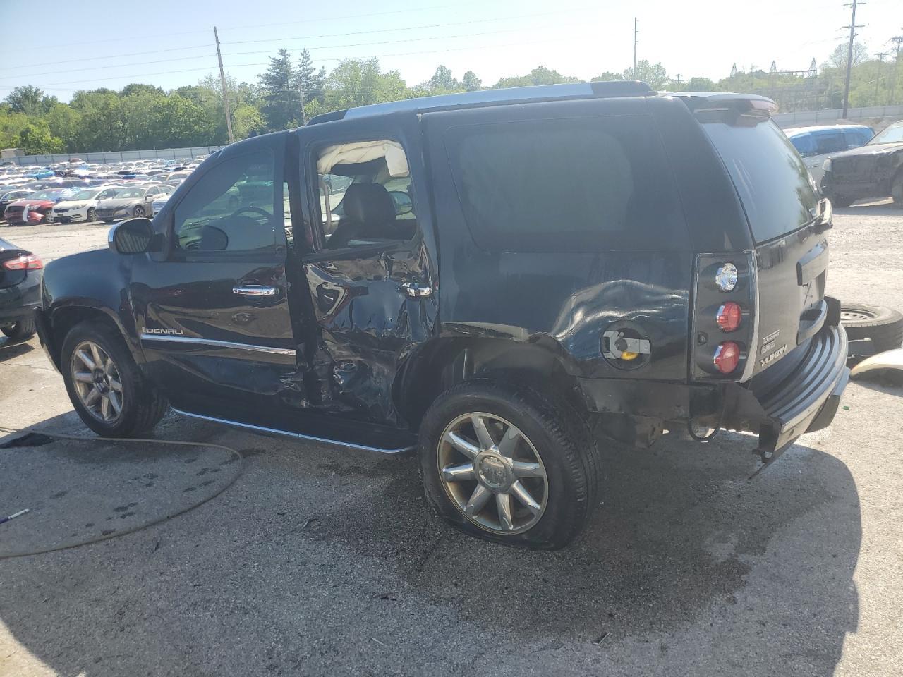 2009 GMC Yukon Denali - Image 2