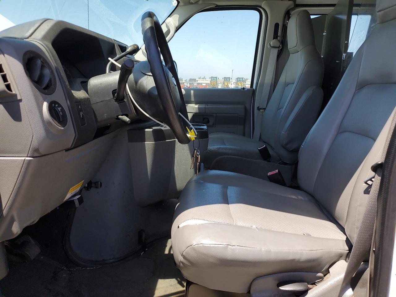 2010 Ford Econoline E250 Van - Фото 7