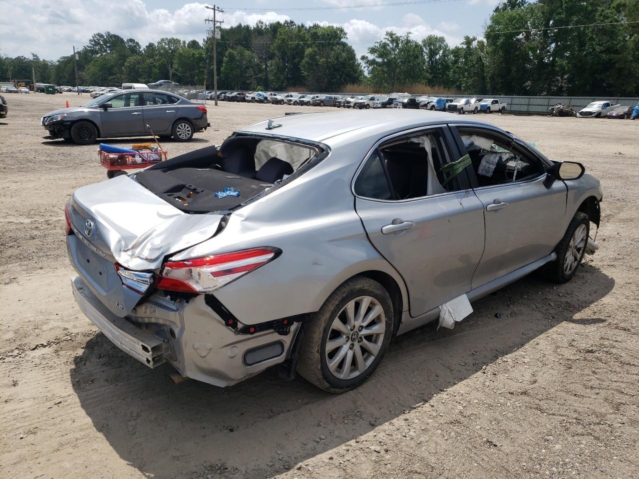 2020 Toyota Camry Le - Фото 3