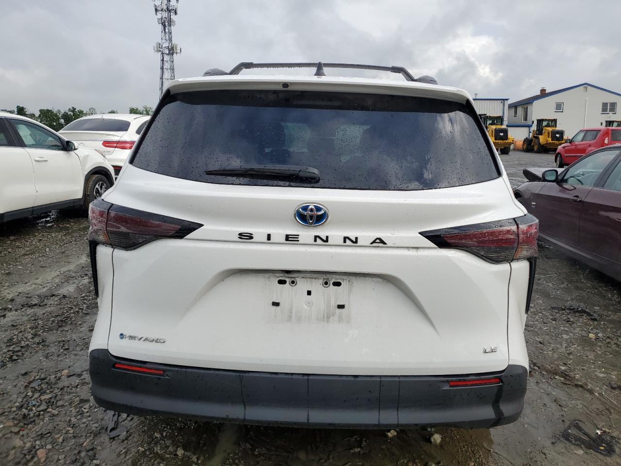 2025 Toyota Sienna Le - Фото 6
