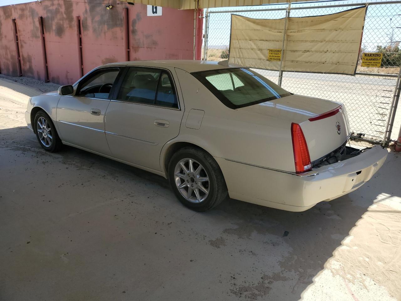 2011 Cadillac Dts Luxury Collection - Image 2