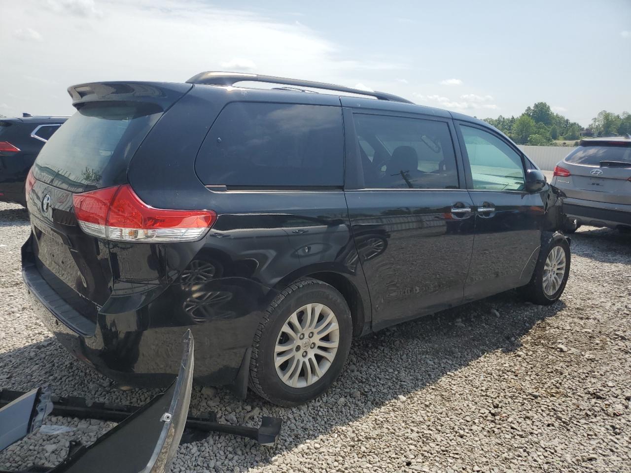 2013 Toyota Sienna Xle - Фото 3