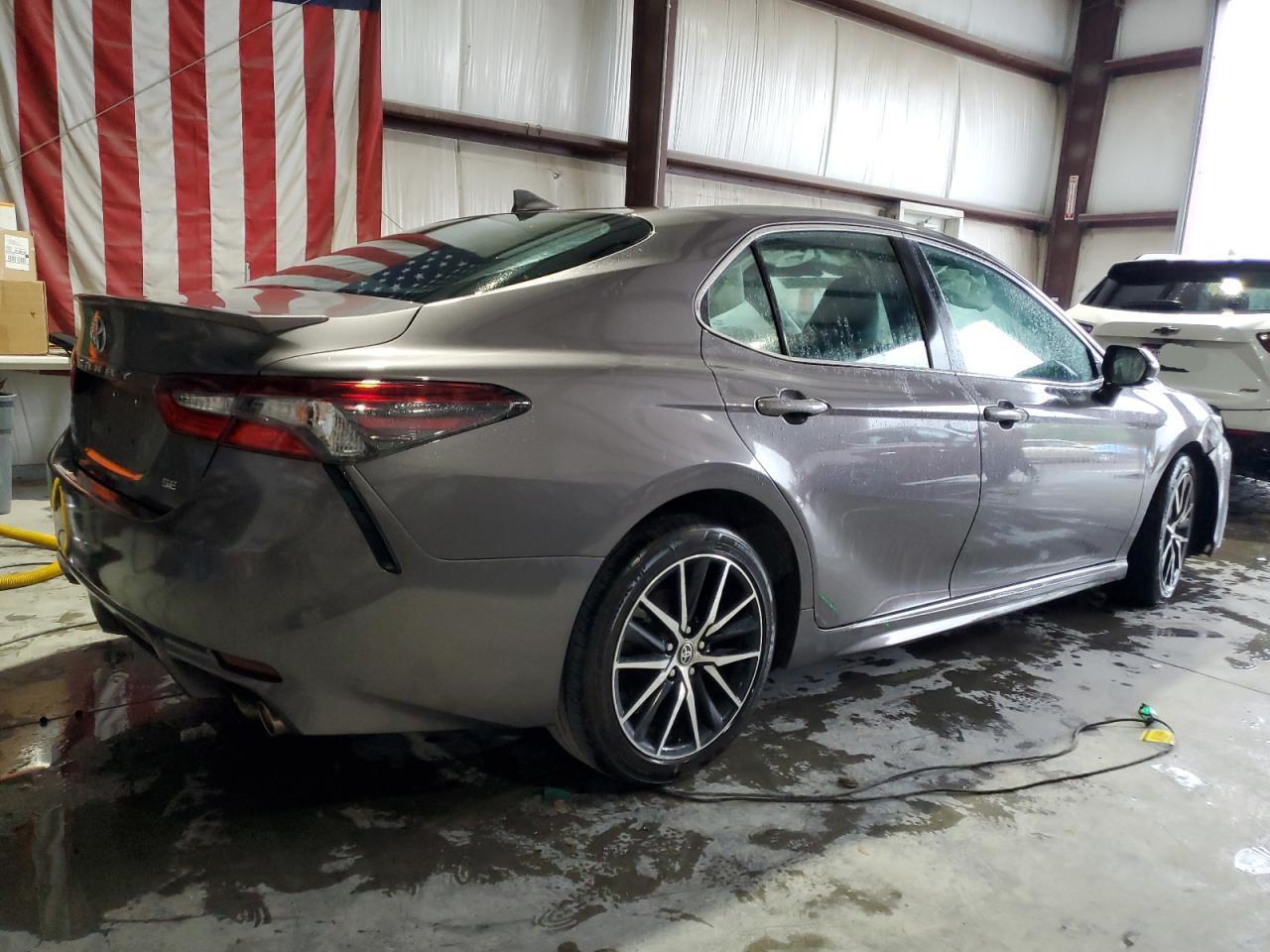 2021 Toyota Camry Se - Image 3