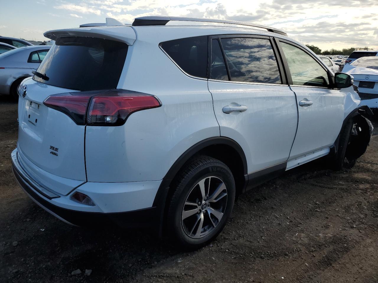 2017 Toyota Rav4 Xle - Фото 3