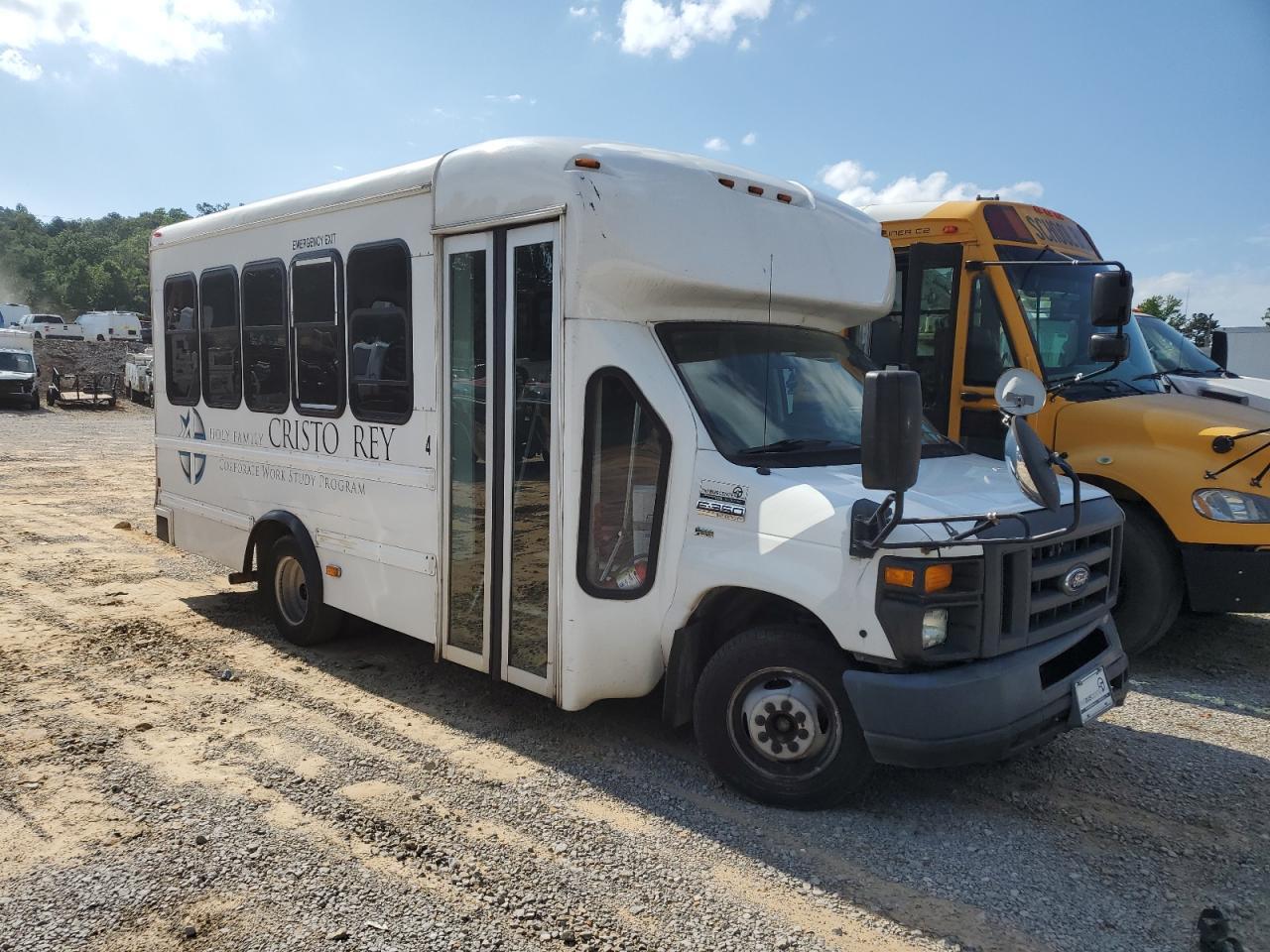 2016 Ford Econoline E350 Super Duty Cutaway Van - Image 4