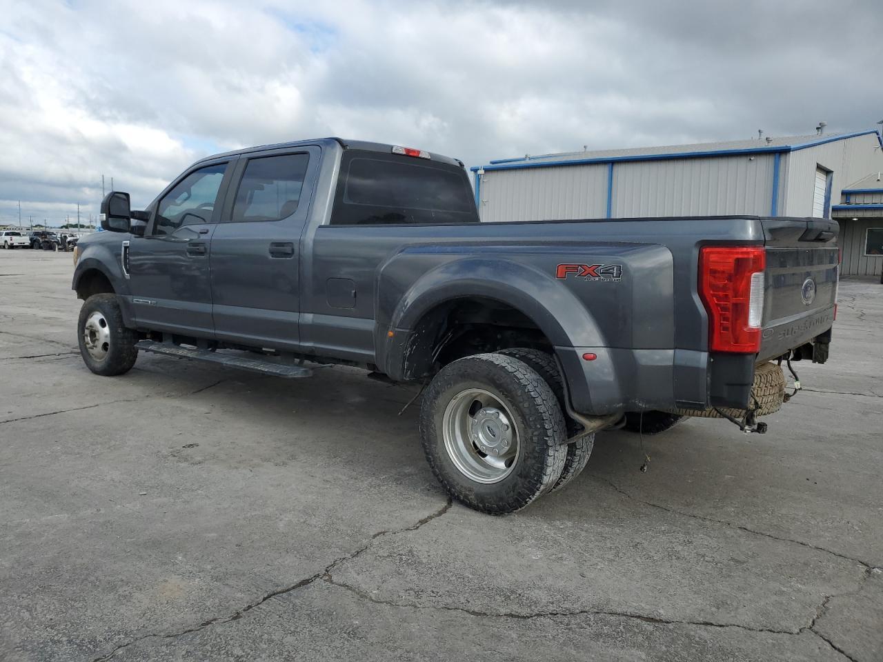 2017 Ford F350 Super Duty - Фото 2