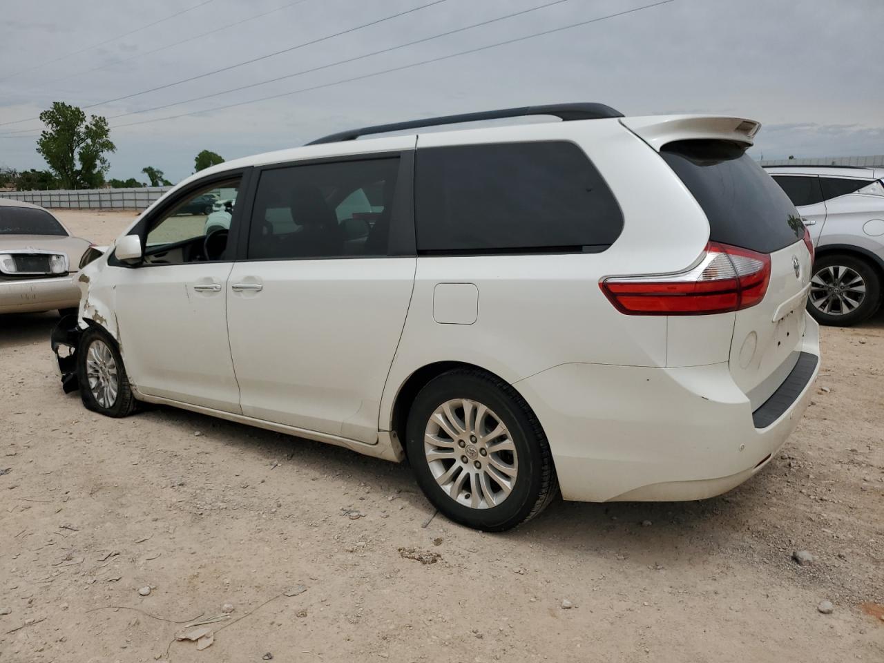 2015 Toyota Sienna Xle - Image 2