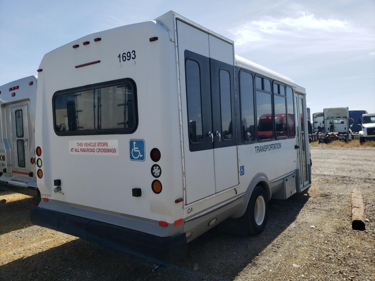 2007 Ford Econoline E450 Super Duty Cutaway Van - Image 4