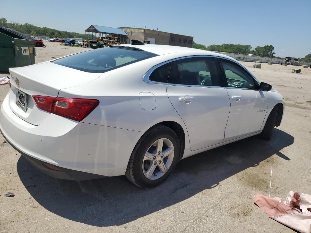 2020 Chev Malibu Ls - Фото 3