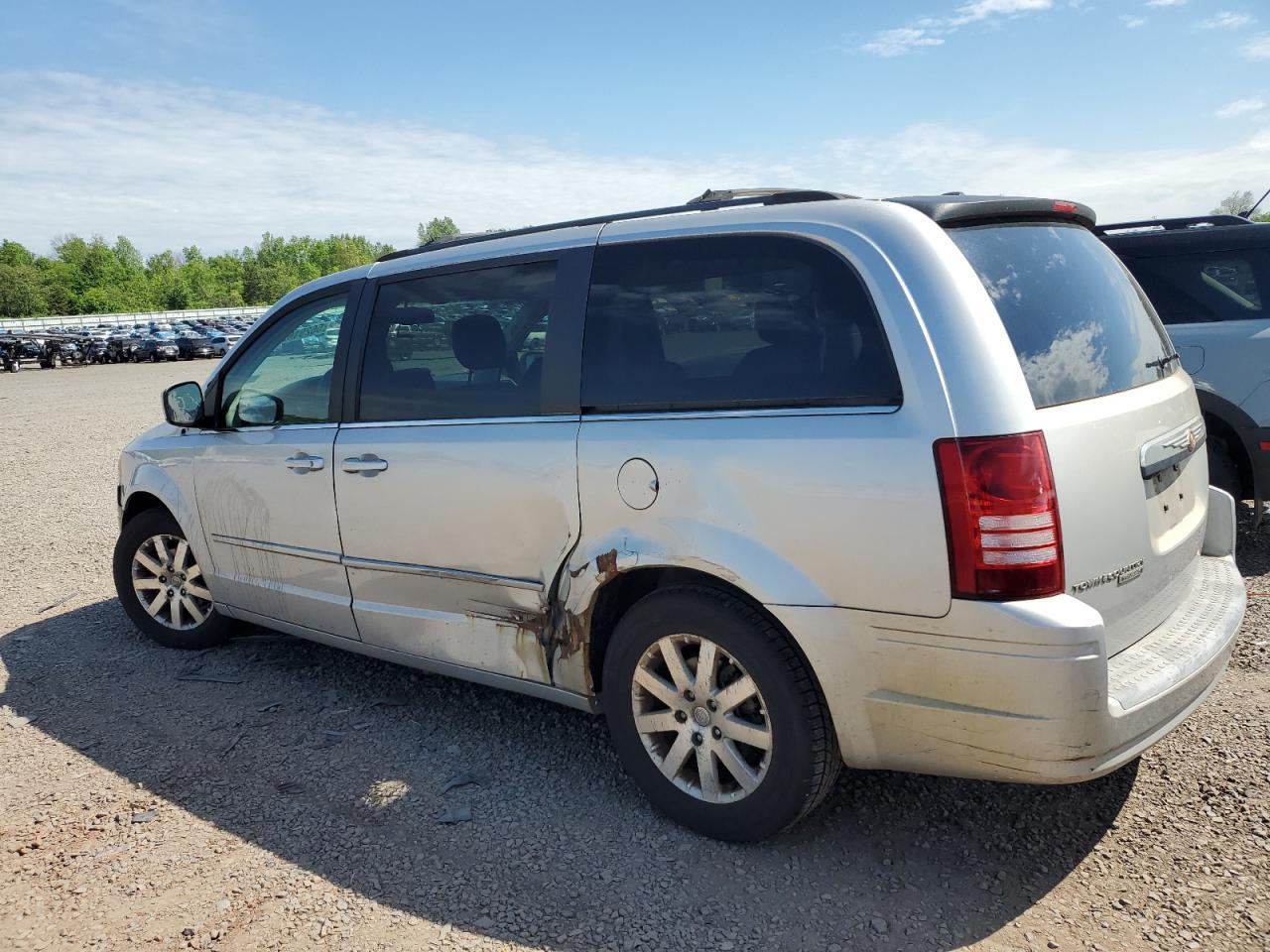 2008 Chrysler Town & Country Touring - Image 2