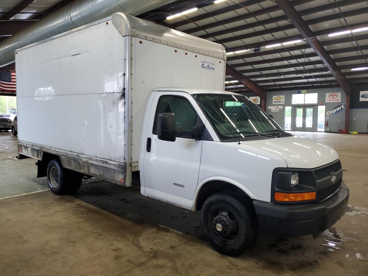 2016 Chevrolet Express G4500 - Image 4