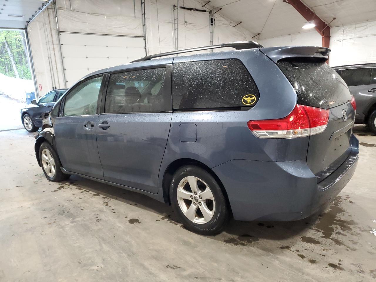 2014 Toyota Sienna Le - Image 2