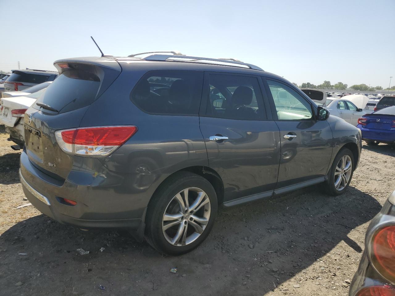 2013 Nissan Pathfinder S - Image 3