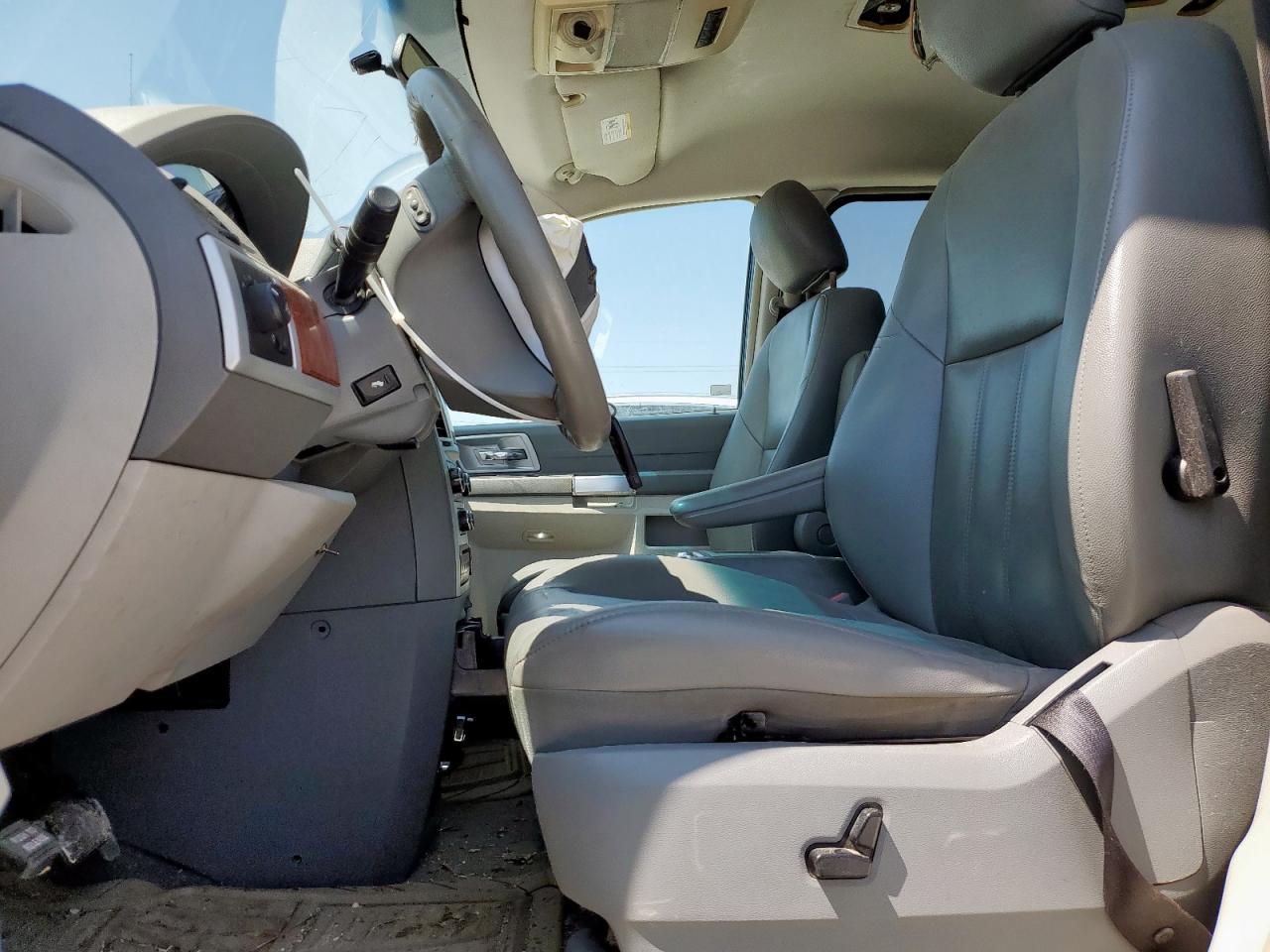 2008 Chrysler Town & Country Touring - Image 7